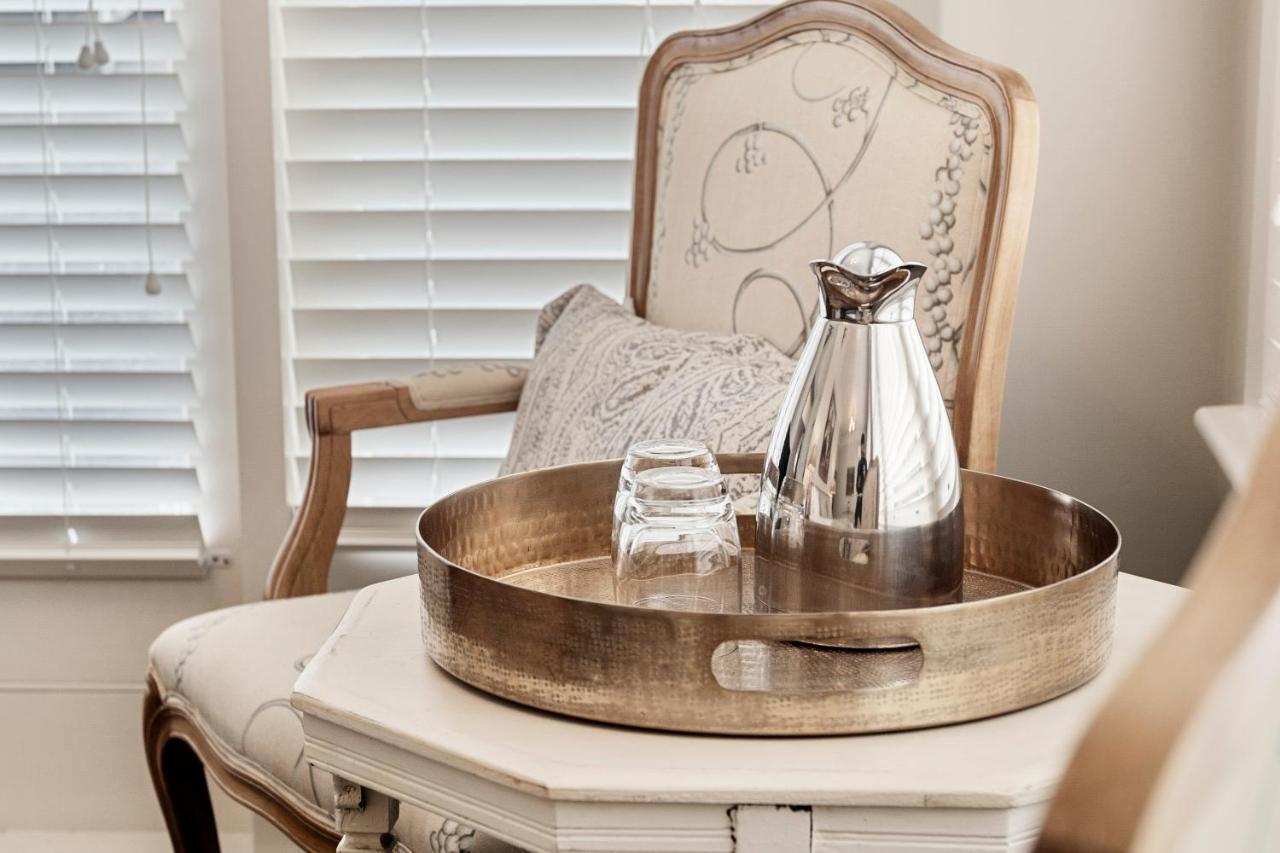 サンディ・ベイ The Rivulet Bed & Breakfast エクステリア 写真 A silver thermos